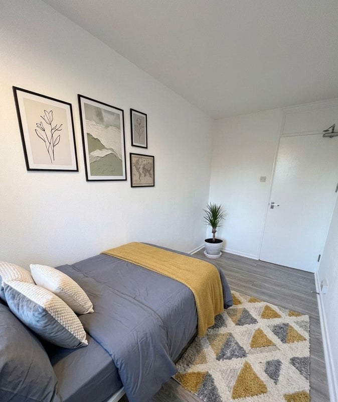Photo 1: Room 2
