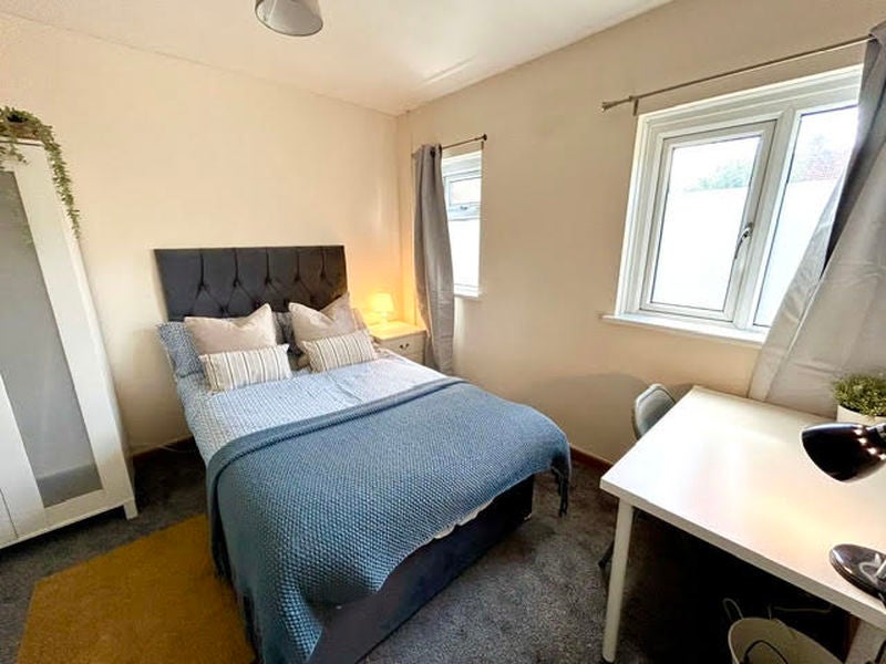 Photo 1: Room 6