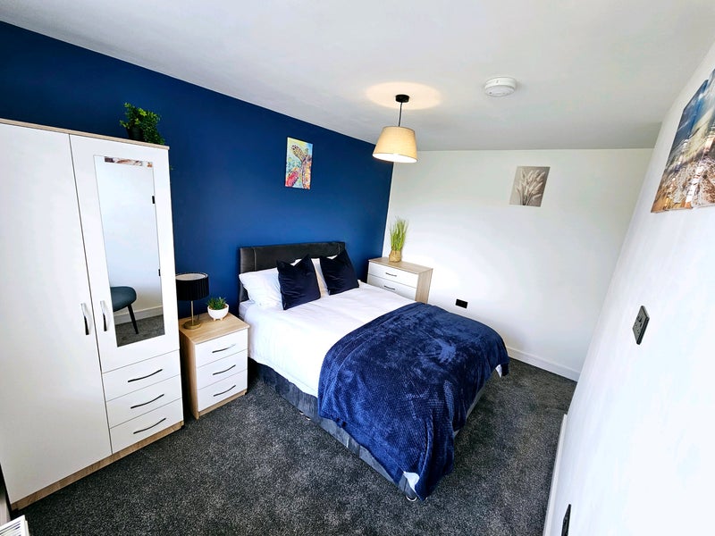 Photo 1: Room 4 (does have desk and chair)