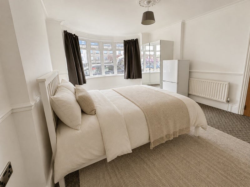 Two High Quality Rooms Available in Poole