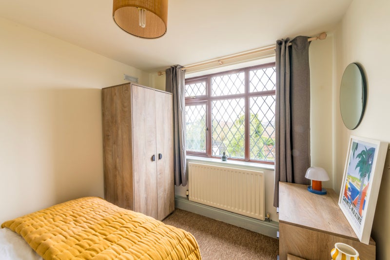 Double Room Near MOD and Airbus - View 2