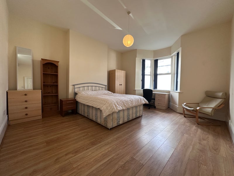 Photo 1: Room 1