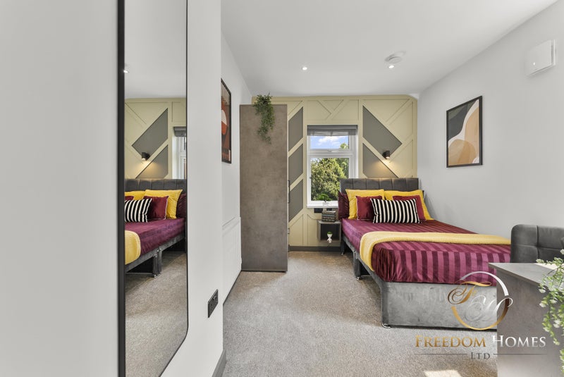 Photo 1: Room 5