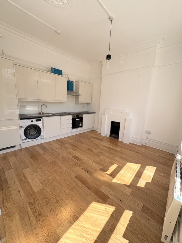 Apartment in London, Highbury - View 4