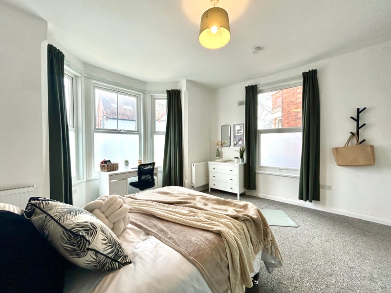 Photo 1: Room 1 - Large room with private bathroom