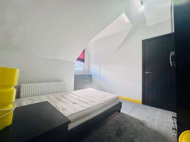 Photo 1: Room 4 with Ensuite