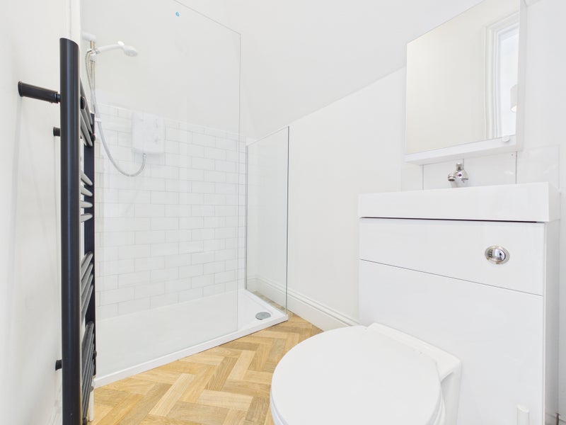 Photo 1: En suite