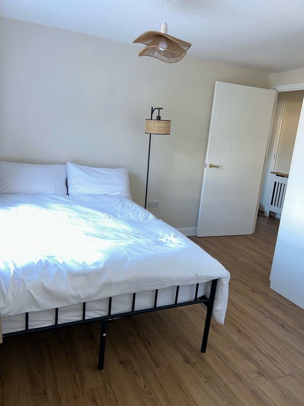 Photo 1: Bedroom
