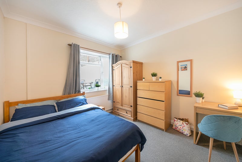 Photo 1: Bedroom 1