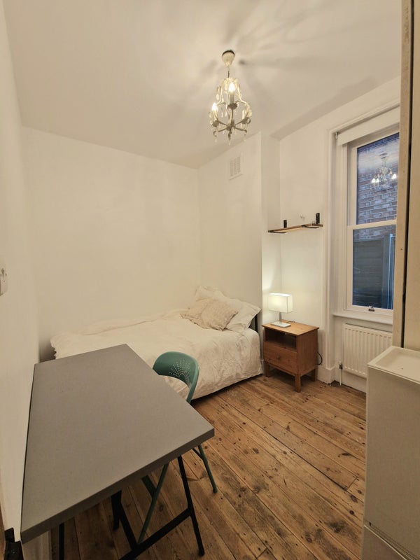 Photo 1: Room for rent