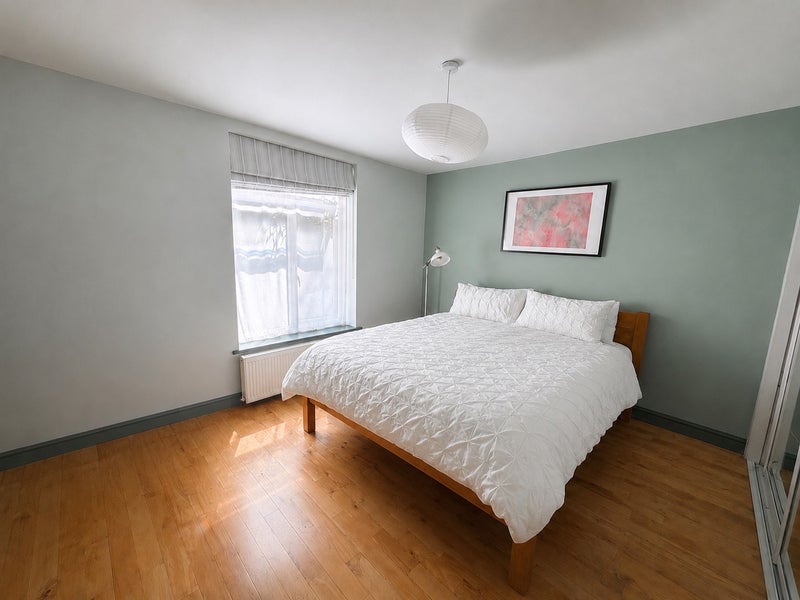 Photo 1: Super king size bed w built in wardrobe 