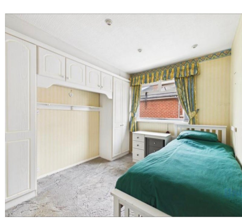Photo 1: Single room