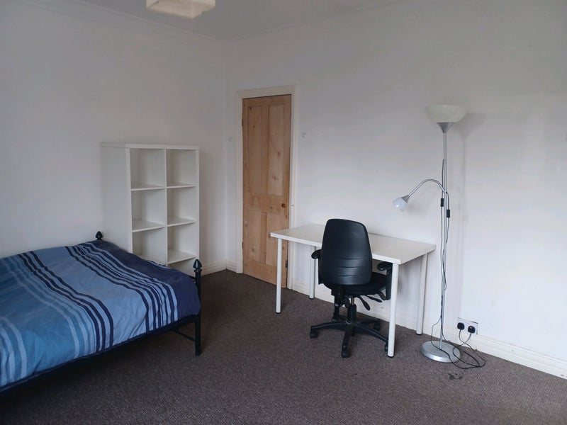 Photo 1: Room 2 free 8th Sept door to walk in wardrobe