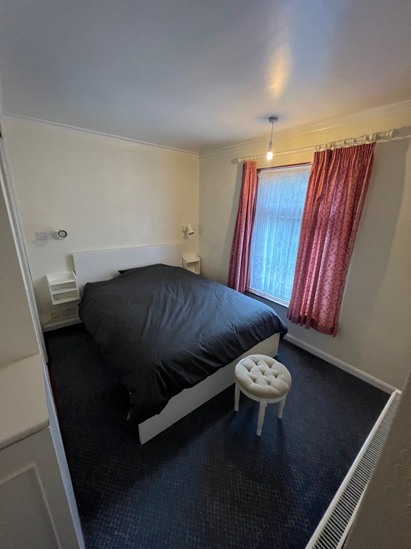 Apartment in Ipswich, California - View 2