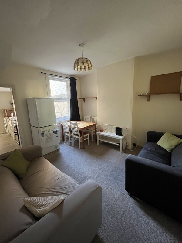 Photo 1: Livingroom