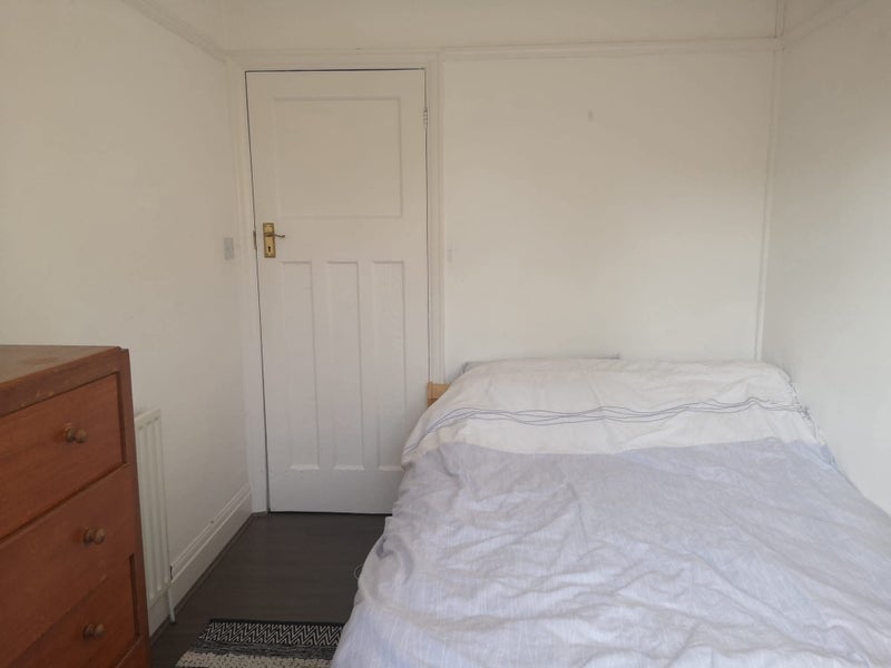 Unfurnished double room in superb location