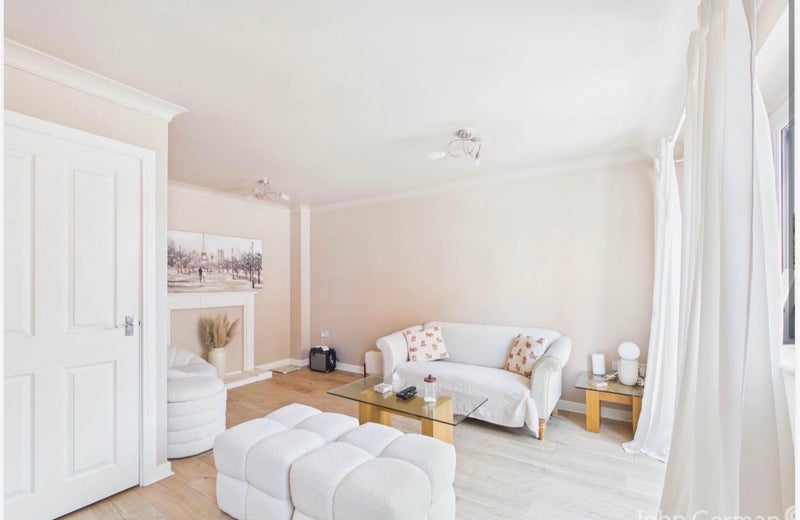 Photo 1: Living room 