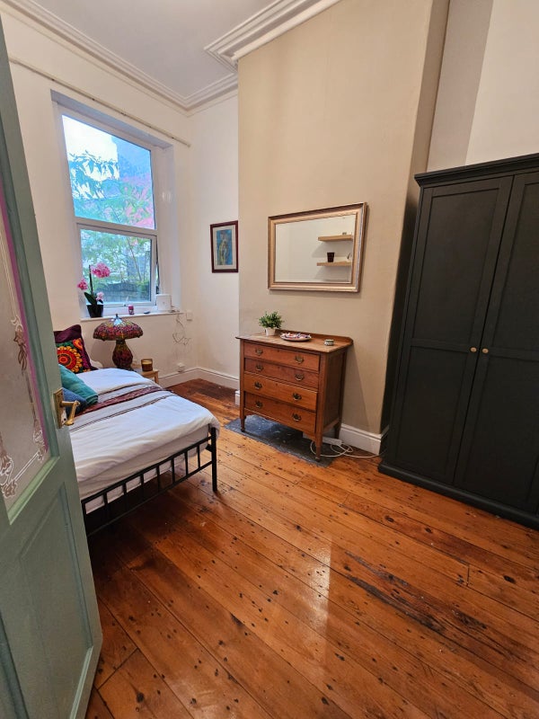 Photo 1: Double bedroom