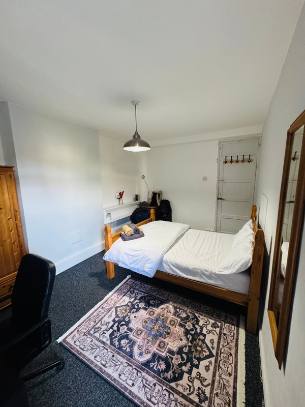 Photo 1: Room 1