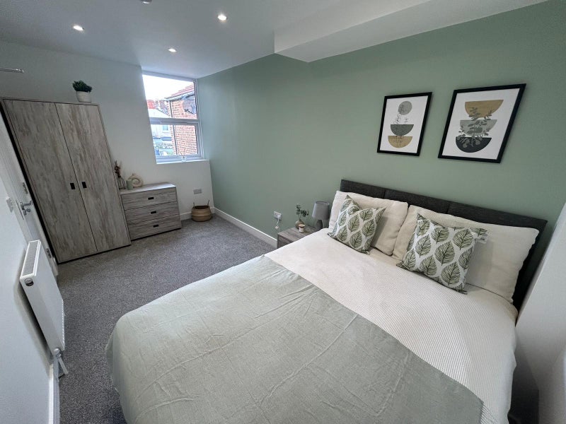 Photo 1: ROOM 4 (SHARED BATHROOM WITH ROOM 5)