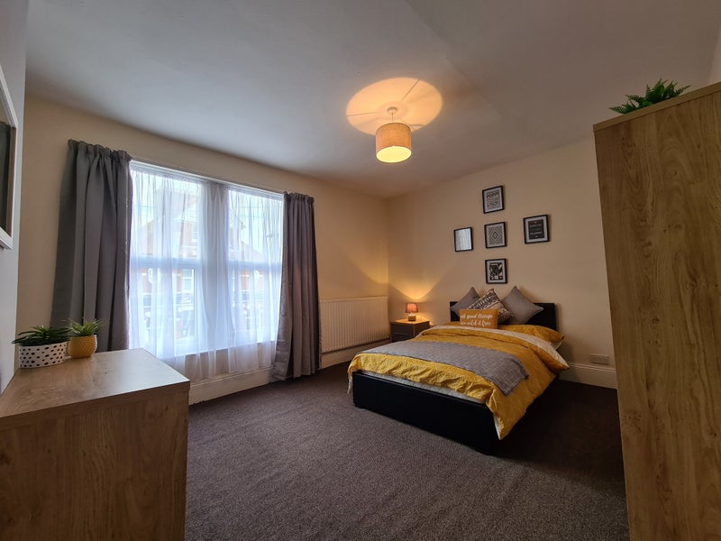 Photo 1: Room 1