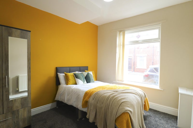 Photo 1: Room 1