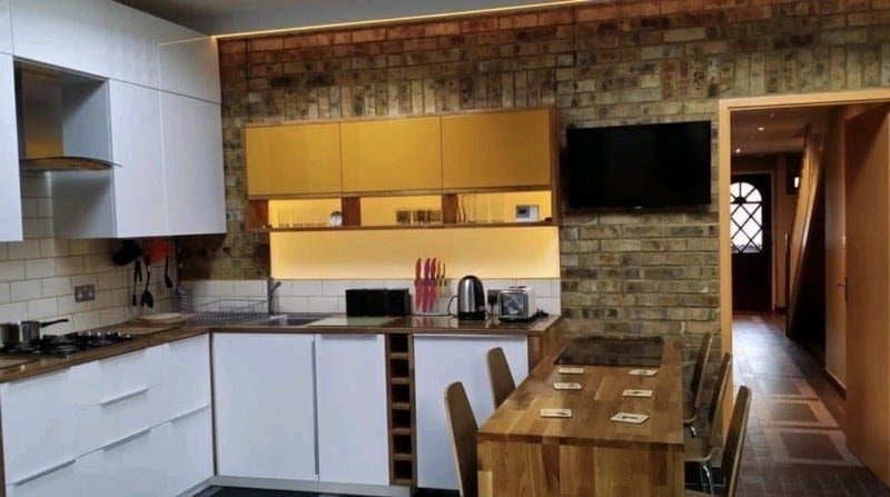 Photo 1: Kitchen 