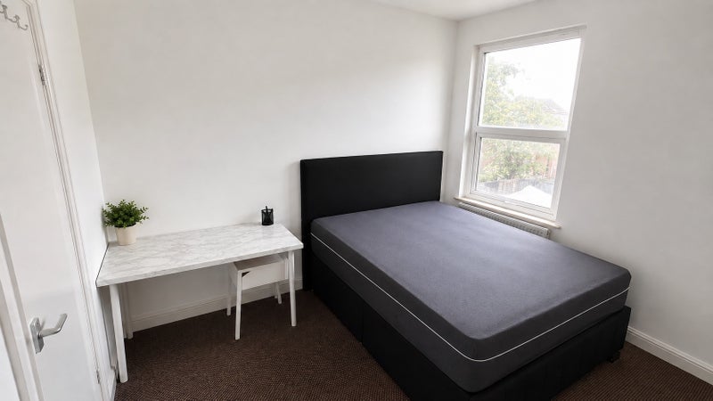 Photo 1: ROOM 4