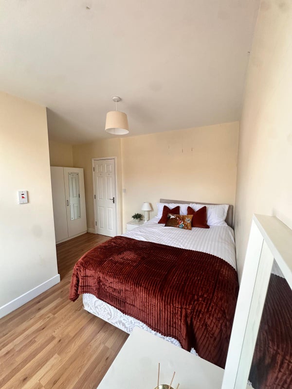 Photo 1: Double Ensuite - Bedroom 4