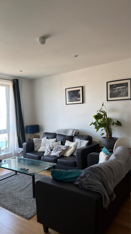 Photo 1: Living room 