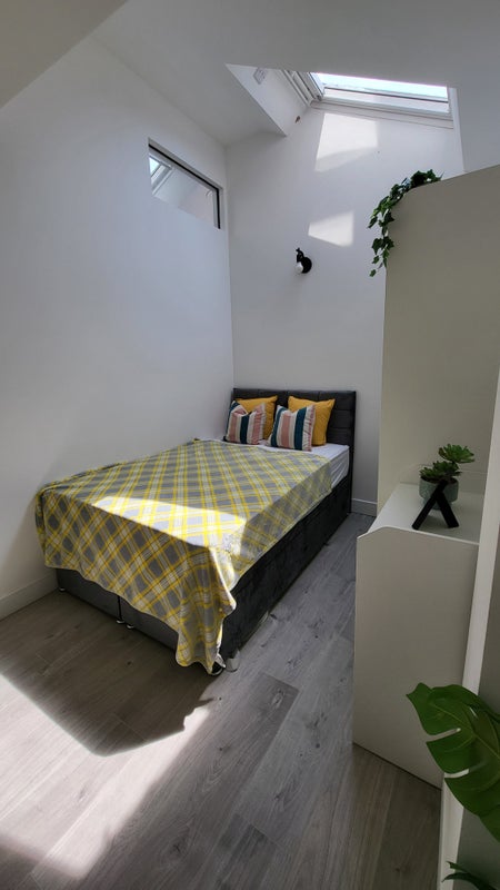 Photo 1: Room 2, En-suite room
