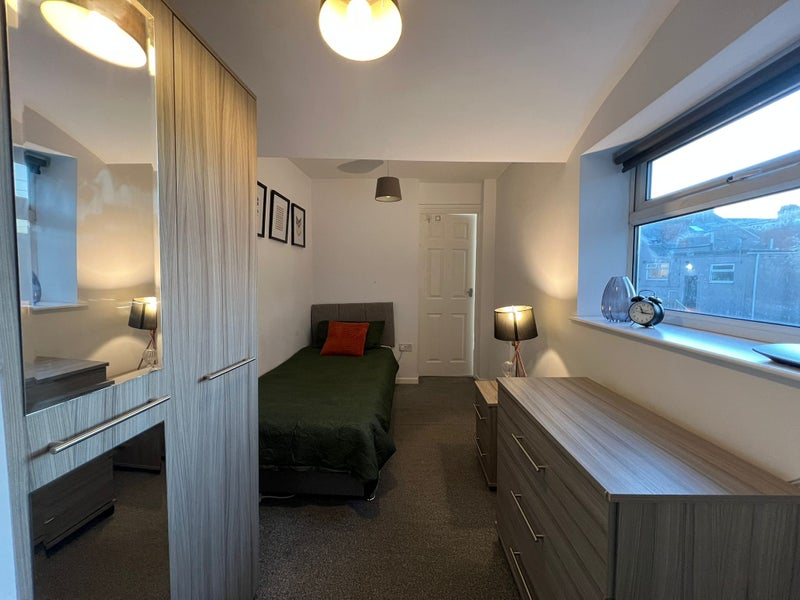 Photo 1: Room 5 - Single En-Suite Room