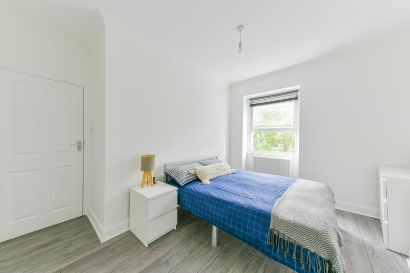 Photo 1: Double Room £900 pcm, not suitable for couples