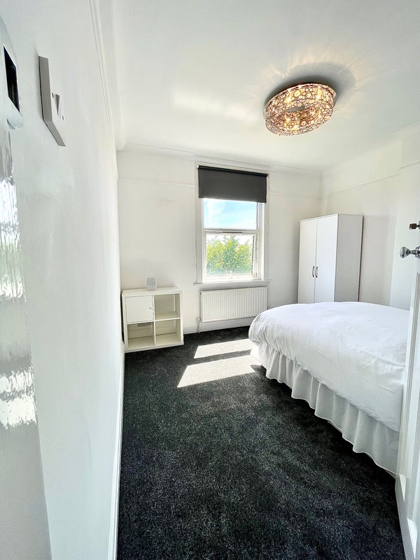 Apartment in London, London Borough of Brent - View 2