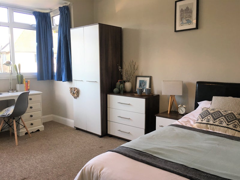 Photo 1: Large double room & ensuite with good storage and fast wifi