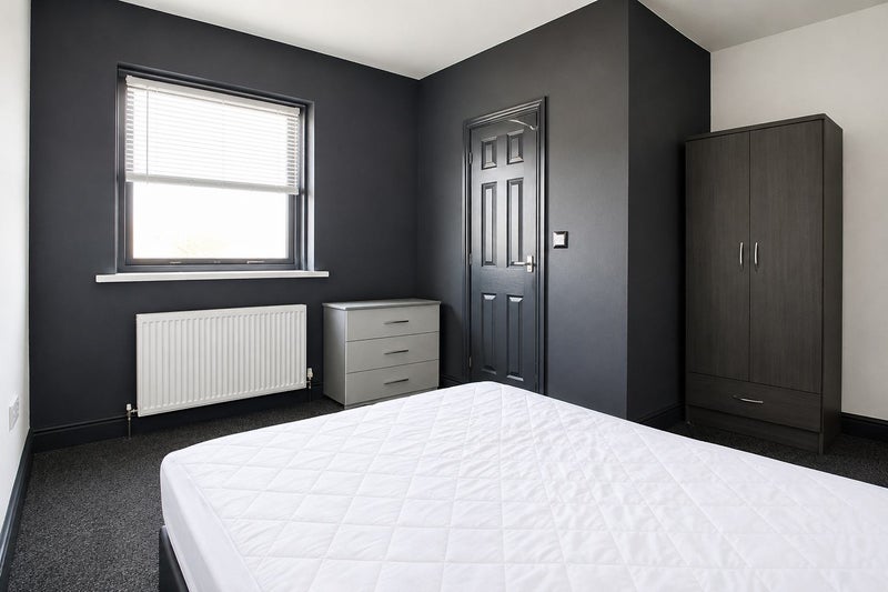 Photo 1: Double Bed Room in Shared House