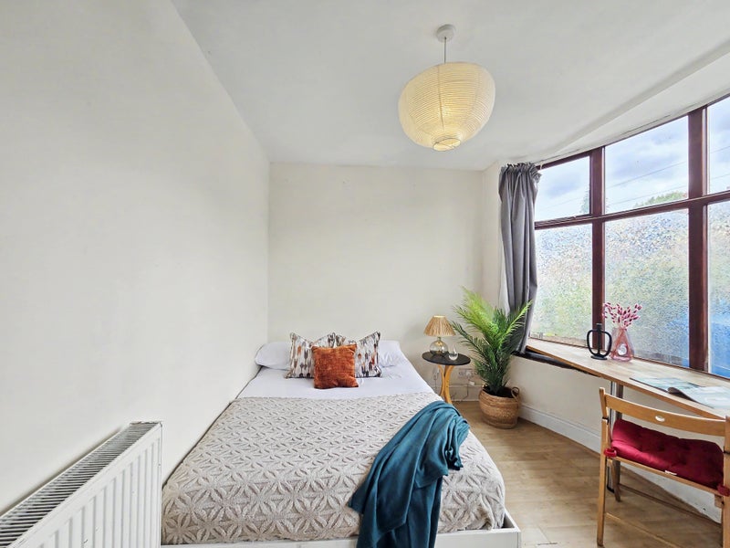 Photo 1: Bedroom 1