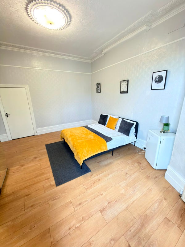 Photo 1: SPACIOUS DOUBLE ROOM £250.00 PER WEEK ALL BILLS INCLUDED.