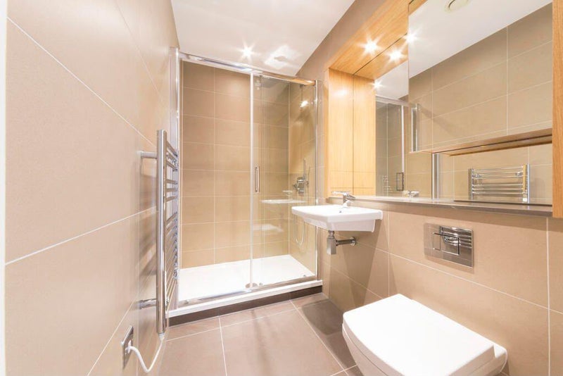 Photo 1: Ensuite Bathroom 