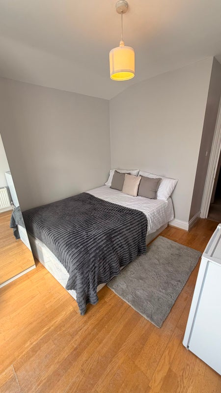 Photo 1: SPACIOUS ROOM WITH TERRACE £250.00 per week all bills included.