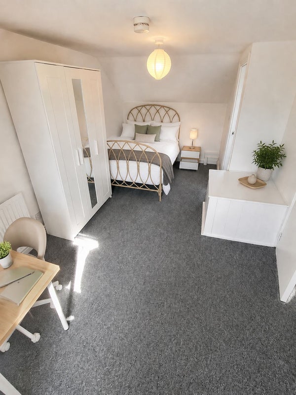 Photo 1: SF - Double En-suite Bedroom (Available October 1)