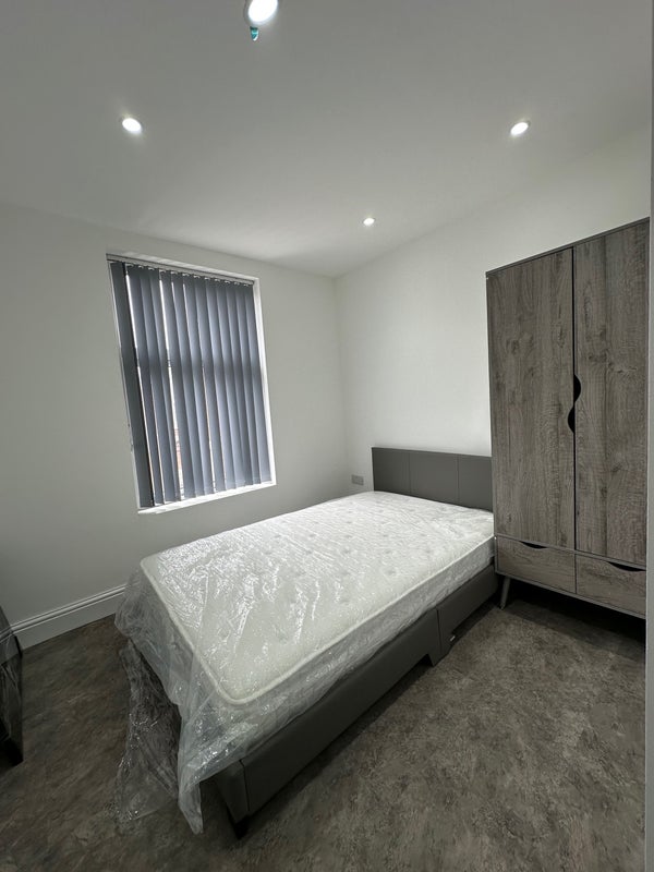 Photo 1: Bedroom