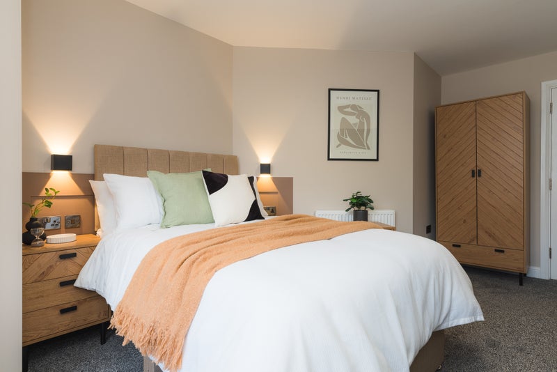 Photo 1: Bedroom