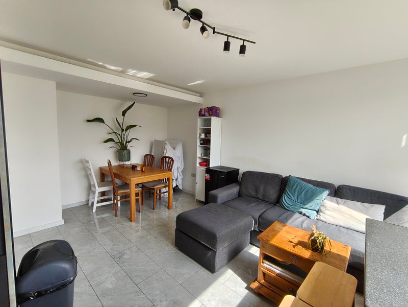 Photo 1: Living room/kitchen