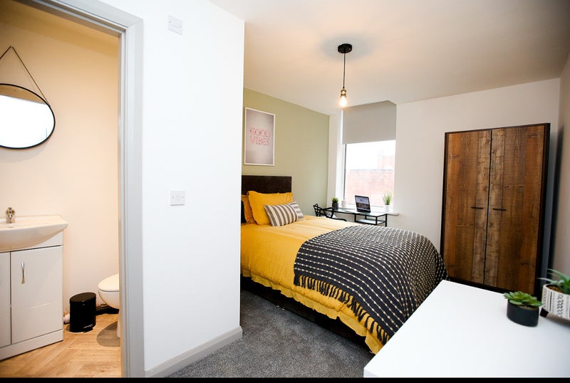 Photo 1: Available ensuite - £650pcm including bills