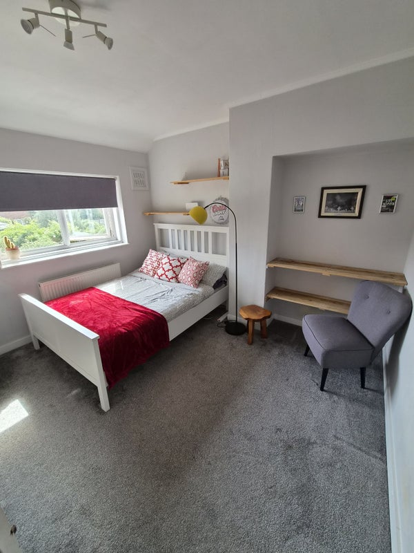Photo 1: Double bedroom 