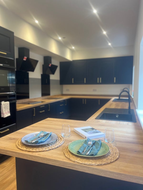 Photo 1: Kitchen 