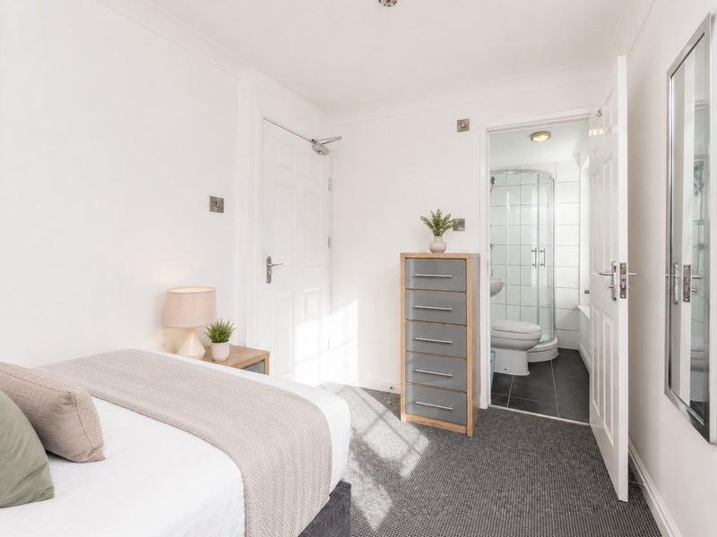 Photo 1: Room 1