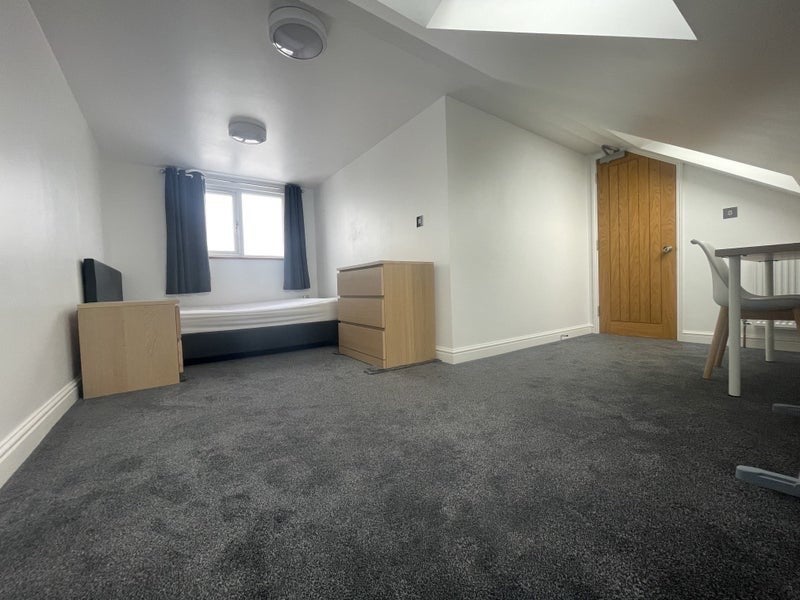 Photo 1: Bedroom