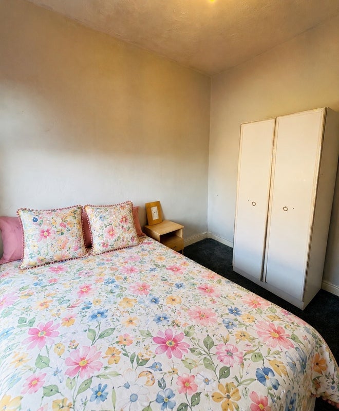 Photo 1: Bedroom